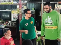  ??  ?? Unfazed: Nurul Islam (right) meeting the locals of Ampang constituen­cy.