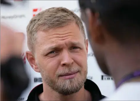  ?? ?? Kevin Magnussen taler med pressen som optakt til lørdagens løb i Bahrain. Haas står over for en hård saeson, vurderer både holdets nye teamchef og den danske Formel 1-ekspert John Nielsen. Foto: Darko Bandic/Ritzau Scanpix