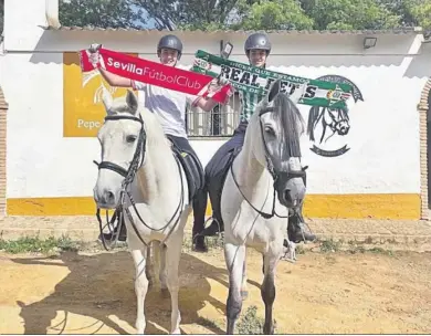  ?? MIGUEL ÁNGEL JIMÉNEZ ?? Victorino y Cristóbal Buzón lucen las bufandas de sus equipos montados en sus caballos.