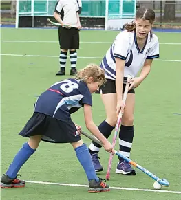  ?? ?? Drouids’ Lilly Maskell and Warriors’ Alexis Hazell compete with one another.