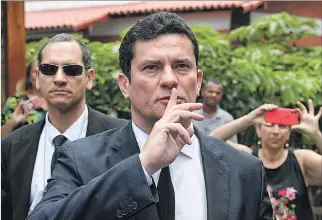  ?? MAURO PIMENTEL / AFP ?? Río de Janeiro. El juez Sergio Moro hizo un gesto al salir ayer de la casa del presidente electo Jair Bolsonaro.