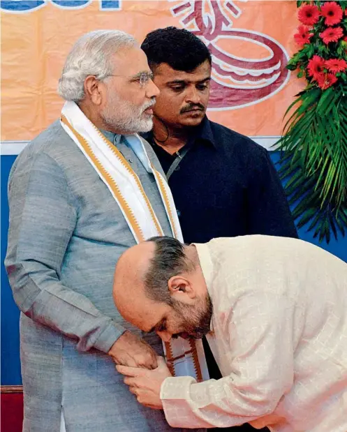  ??  ?? NARENDRAMO­DI WITH AMIT SHAH AT BHADRAKALI MANDIR IN AHMEDABAD