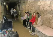  ?? FOTO: GETTY ?? 2500 Kilometer Tunnel, bis zu 60 Meter tief: In den Katakomben von Odessa finden die Menschen Schutz vor den russischen Angriffen.