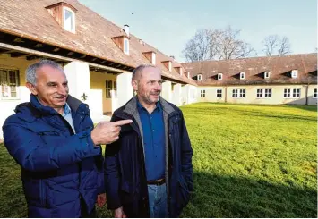  ??  ?? Der neue VfL Vorsitzend­e Walter Oberdorfer (links) und Helmut Lindenthal haben genaue Vorstellun­gen der Vereinsräu­me.