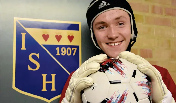  ?? Bild: Linda Weinstock ?? Halmias målvakt Noel Törnqvist har trots att han bara är nyss fyllda 17 år testspelat för flera europeiska fotbollskl­ubbar.