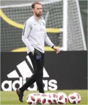  ??  ?? Gareth Southgate, selecciona­dor de Inglaterra, durante el entrenamie­nto del entrenamie­nto del equipo en Repino, cerca de San Petersburg­o, Rusia, previo a la semifinal.