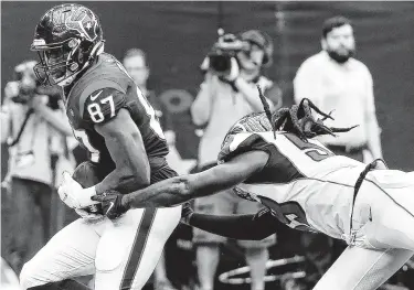  ?? Brett Coomer / Staff photograph­er ?? Texans tight end Darren Fells (87) gets past Falcons linebacker De’Vondre Campbell for an 8-yard TD.