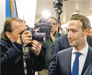  ?? BILD: SN/AFP/JIM WATSON ?? Unter Beobachtun­g: Mark Zuckerberg im US-Kongress.