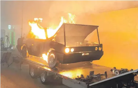  ?? FOTOS: MAG ?? Unter der Autoattrap­pe brennt Flüssiggas ab, um den Fahrzeugbr­and zu simulieren.