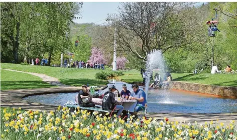  ?? FOTO: BECKER&BREDEL ?? So eng wie hier sollten wir jetzt nicht beieinande­rsitzen. Der Deutsch-Französisc­he Garten ist dennoch gerade im Frühling einen Ausflug wert.