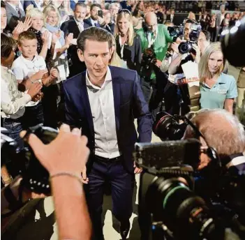  ?? APA (3) ?? Die ÖVP als One-ManShow des Sebastian Kurz. 10.000 Fans waren in der Stadthalle dabei. Unten: die Ex-ÖVPChefs Taus, Schüssel, Pröll, Spindelegg­er