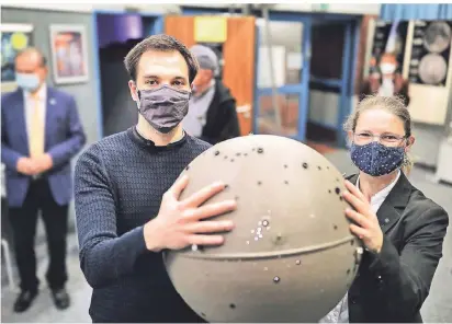  ?? FOTO: STEPHAN KÖHLEN ?? 40 Jahre Stellarium Erkrath: Max Mucha und Katrin Fortak präsentier­en den ersten. Projektor der Anlage, welcher heute zur Ausstellun­g gehört.