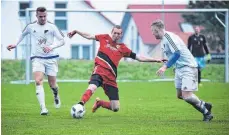  ?? FOTO: MAS ?? Die SG Öpfingen (weiß) gewinnt das Topspiel beim FV Schelkling­en-Hausen.