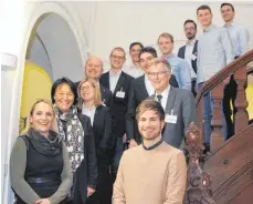  ?? FOTO: HOCHSCHULE ?? Die Stipendiat­en und ihre Förderer wurden im Schloss Rauenstein von Prorektor Michael Pfeffer (vierter von links) und Birgit Demuth (zweite von links) begrüßt.