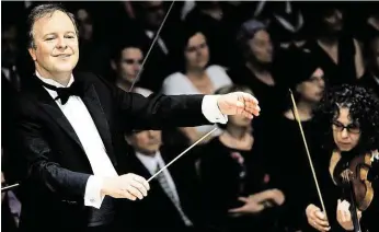  ?? Se svým šéfdirigen­tem Sakarim Oramem (na snímku) FOTO ČTK ?? Londýnský Symfonický orchestr BBC