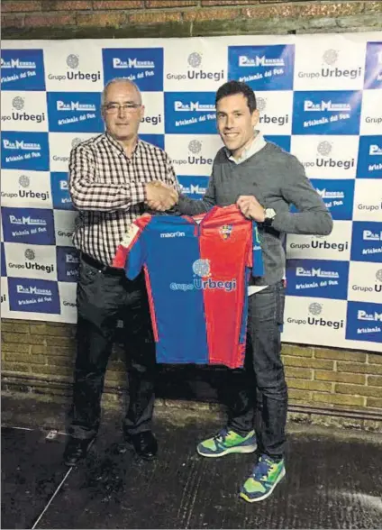  ?? FOTO: BALMASEDA ?? Nuevo entrenador En la imagen, Jon Moreno en su presentaci­ón como entrenador del Balmaseda