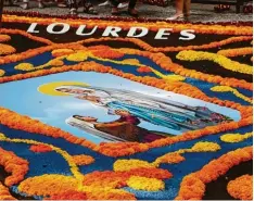  ??  ?? Der kunstvoll zusammenge­stellte Blumentepp­ich in der Grotte von Maria Vesperbild: Erinnert wurde auch an das Jubiläum 160 Jahre Lourdes.