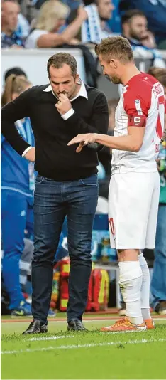  ?? Foto: Klaus Rainer Krieger ?? FCA Trainer Manuel Baum hält (rechts). Auch während des Spiels. viel vom Meinungsau­stausch mit Daniel Baier