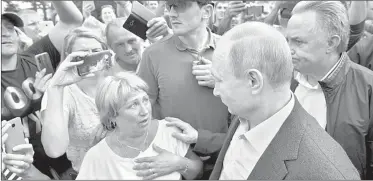  ??  ?? ▲ Vladimir Putin escucha a personas afectadas por las inundacion­es en Tulún, Rusia. Foto Ap