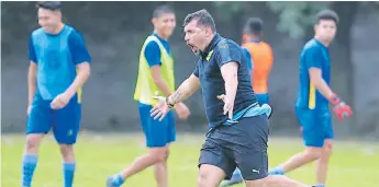  ??  ?? CONFIANZA. “Tato” García es optimista con el plantel que cuenta para el torneo Apertura.