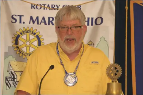  ?? Staff photo/Skyler Mitchell ?? Mike Lee speaking at the St. Marys Rotary Club meeting about several ways to keep gardens healthy for the coming season on Wednesday at the St. Marys Eagles.