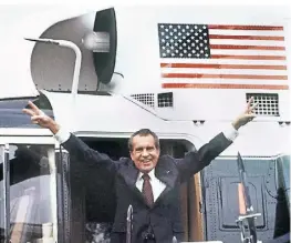  ?? FOTO: DPA ?? Richard Nixon 1974 vor seinem Hubschraub­er.