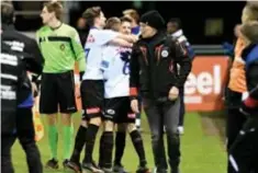  ??  ?? De spelers van Heist vieren de late winnende treffer van Challouk op het veld van Geel.
FOTO
SMB