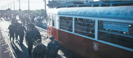  ??  ?? Zdjęcia do filmu „Kurier” kręcono m.in. na moście Poniatowsk­iego wWarszawie