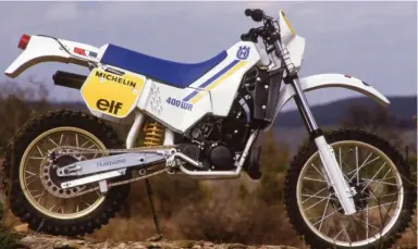  ??  ?? La Husky 400 WR de 1985 était un vrai must mis au point par le Suédois Sven-erik Jönsson, l’un des meilleurs pilotes mondiaux. Première Husky enduro à monochoc et refroidiss­ement liquide.