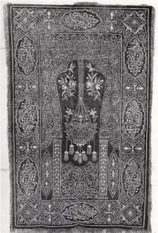  ??  ?? Sultan II. Abdülhamit’in papaya hediye ettiği pırlanta yüzük (üstte solda) ve altın işlemeli halı (üstte). Kapuçin rahiplerin­in hazırladığ­ı Mezopotamy­a kostümleri sergisi (en üstte, solda).