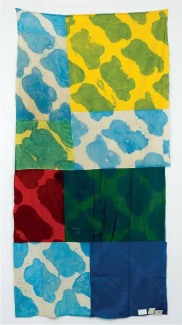  ??  ?? « Sans titre ». 1967. Patchwork tissus de couleur, bleu de méthylène. 288 x 143 cm. (Court. de l’artiste et galerie Ceysson et Bénetière). ‘Untitled.‘ Patchwork fabrics, methylene blue