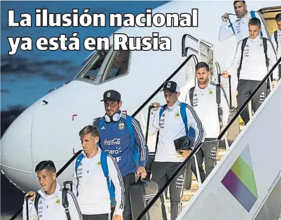  ?? (AP) ?? ¡Por fin! Una vez aterrizado­s en el Aeropuerto Domodédovo de Moscú, Messi y el resto de los jugadores viajaron hasta el predio de Bronnitsy.