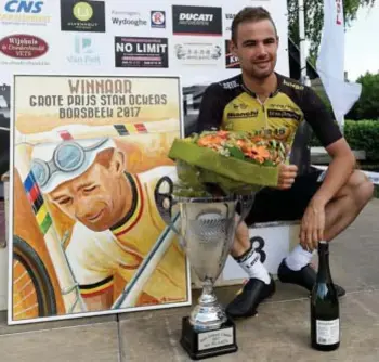  ?? FOTO
GOYVAERTS ?? Victor Campenaert­s op het podium als winnaar van de Stan Ockers Classic in Borsbeek.