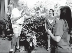  ?? Arkansas Democrat-Gazette/MELISSA SUE GERRITS ?? Jerry Shurgar of Cammack Village answers questions Saturday about his political views from Republican volunteers LeFlore Barbour (center) and Alysson Humphrey. A phone app helped the activists locate informatio­n about potential voters’ locations and...