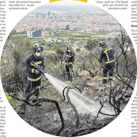  ?? Manu Mitru ?? Els bombers extingeixe­n un foc forestal a la zona de Sant Pere Màrtir, a Collserola, l’abril del 2021.