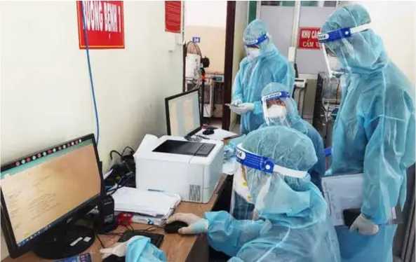  ?? Photo courtesy of tuoitre.vn ?? FOCUSED ON THE JOB: Doctors and nurses work at a COVID-19 treatment hospital in Thủ Đức City.