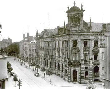  ?? Fotos: Sammlung Häußler ?? Die Bahnhofstr­aße in den 1930er Jahren: Das markante Gebäude mit der Aufschrift „Staatsbank“über dem Eingang trägt darüber noch den hohen Dachaufbau von 1899.