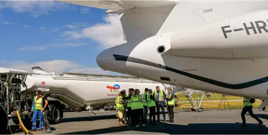  ?? ?? Un jet privé et deux avions de ligne ont été alimentés en carburant durable à hauteur de 30 % à l’aéroport de Bordeaux ce vendredi 10 juin. (Crédits : Agence APPA)