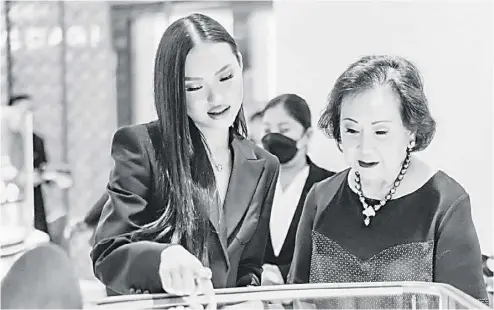  ?? ?? NIKKI and her Lola Nedy looking at their favorite Cartier Panthere collection during the Cartier Philippine­s opening.