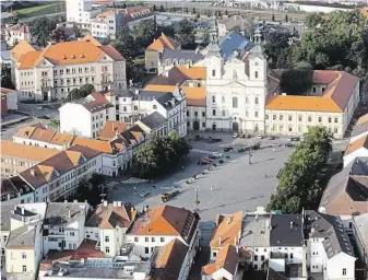  ?? Parkování aut v centru Uherského Hradiště je regulováno. FOTO ARCHIV MAFRA ?? Bez množství aut.