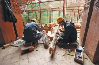  ??  ?? Chinese and Nepalese workers take part in restoratio­n work at Kathmandu Durbar Square in Nepal.