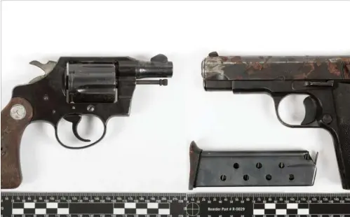  ?? POLITIFOTO ?? Den 16- årige blev ramt af cirka seks skud fra disse to våben, en amerikansk Colt-revolver ( tv.) og en jugoslavis­k Zastava- pistol.
