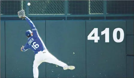  ?? John Locher
Associated Press ?? THE DODGERS’ Andre Ethier is unable to make the catch on Adam LaRoche’s double in the third inning, and two Chicago runs score.