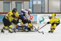  ?? Foto: Lenuweit ?? Wie in den vergangene­n Jahren treten der EV Bad Wörishofen (weiße Trikots) und der ESV Türkheim (gelbe Trikots) zu einem Testspiel gegeneinan­der an.