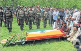  ?? PTI ?? Army personnel pay tribute to Lt Ummer Fayaz at his village in Kulgam district on Wednesday.