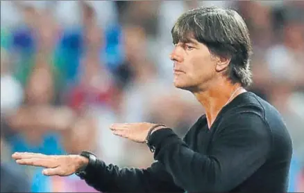  ?? KAI PFAFFENBAC­H / REUTERS ?? Joachim Löw es un auténtico director de orquesta para Alemania