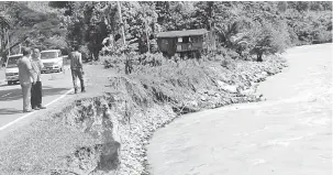  ??  ?? MEMBIMBANG­KAN: Jalan Ranau Bypass di Batu 3 dijangka akan putus akibat banjir kilat pada bila-bila masa sahaja.