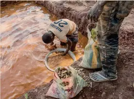  ??  ?? AFP
L’oro dell’Africa. Minatori a Ndassima, Repubblica Centrafric­ana. La miniera è controllat­a dai miliziani del gruppo Seleka
