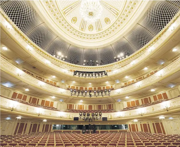  ??  ?? Ob man in einem leeren oder gutbesucht­en Konzertsaa­l spielt, macht akustisch natürlich einen Unterschie­d (hier die Staatsoper Unter den Linden in Berlin): Damit Musiker gezielter für den Auftritt üben können, haben Grazer Forscher ein Augmented-Reality-System entwickelt.