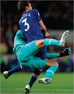  ?? FOTO: ADRIAN DENNIS/AFP/ RITZAU SCANPIX ?? Paulo Gazzaniga begår et meget uelegant straffespa­rk mod Marcos Alonso.